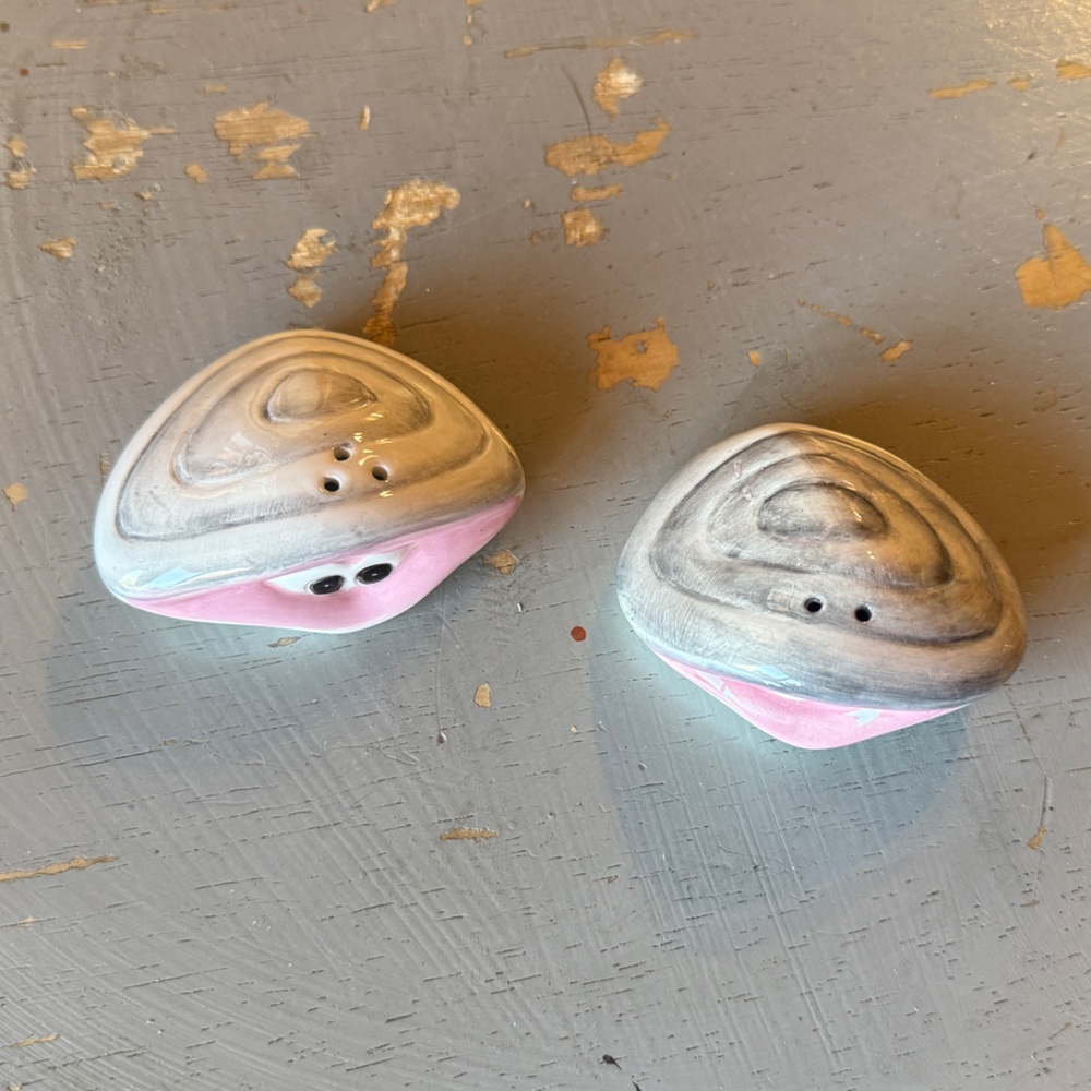 🧂 New- Clams 🌊 1 Set of ceramic salt and pepper shakers